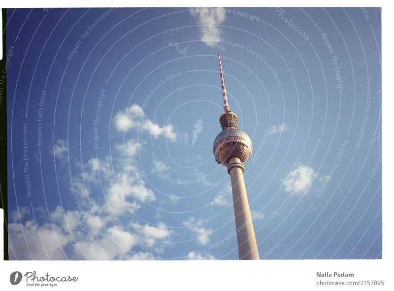 Da issa Himmel Wolken Berlin Deutschland Europa Hauptstadt Menschenleer Turm Sehenswürdigkeit Wahrzeichen Berliner Fernsehturm Holz Glas Blick groß blau grau