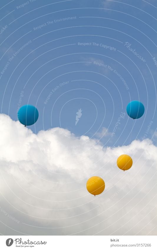 Vier Luftballons in Gelb und Blau an einer Schnur, fliegen draussen bei einem Fest nach oben in die Luft, in den blauen Himmel mit Wolken l 1600 Freiheit Party