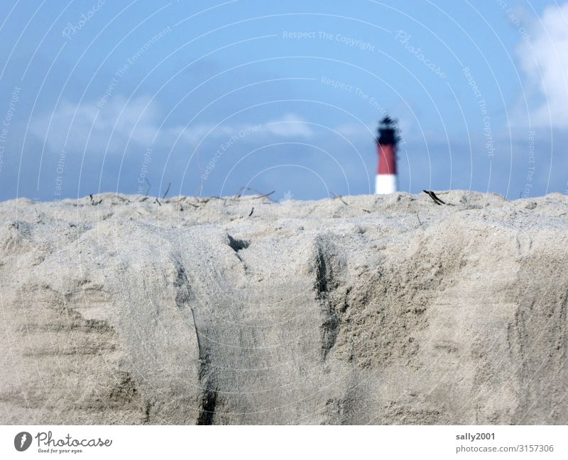 ein Leuchtturm versteckt sich hinter viel Sand... Abrisskante Strand Hörnum Sylt Düne blauer Himmel schönes Wetter schüchtern Ferien & Urlaub & Reisen Küste