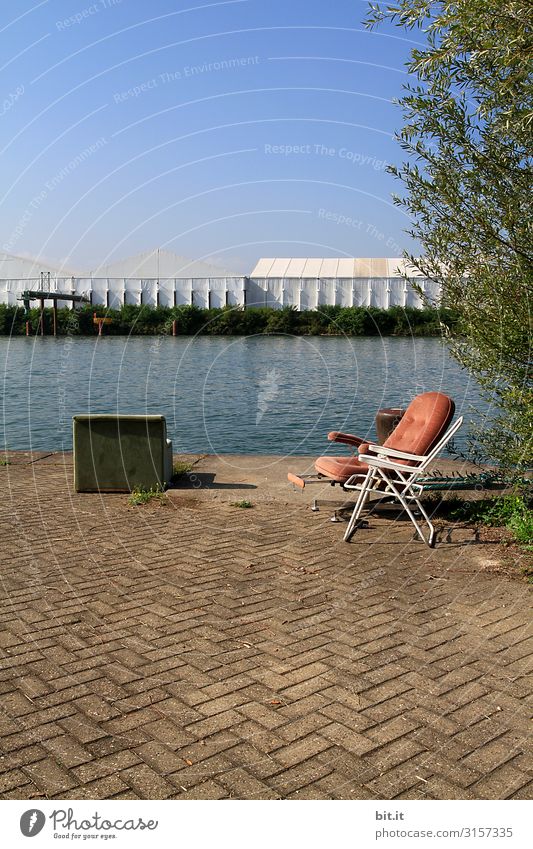 Alter Sessel und Stuhl, am Rhein in Basel. ruhig Sommer Wasser Himmel Schönes Wetter Architektur Einsamkeit alt Flussufer kaputt retro Retro-Trash Antiquität