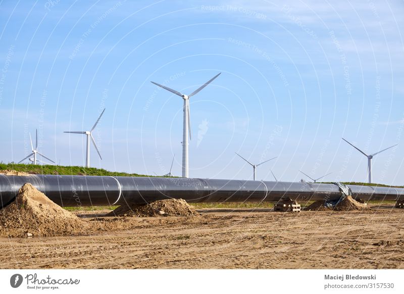 Pipeline-Baustelle an einem sonnigen Tag. Arbeit & Erwerbstätigkeit Industrie Energiewirtschaft Erneuerbare Energie Windkraftanlage Umwelt Himmel Tube Linie
