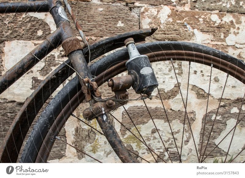 Detail eines historischen Hahrrads. Bike Rad Fahrrad bicycle Verkehr Nostalgie Fahrzeug Tradition Bewegung wand wall England schloss Burg Geschichte Technik