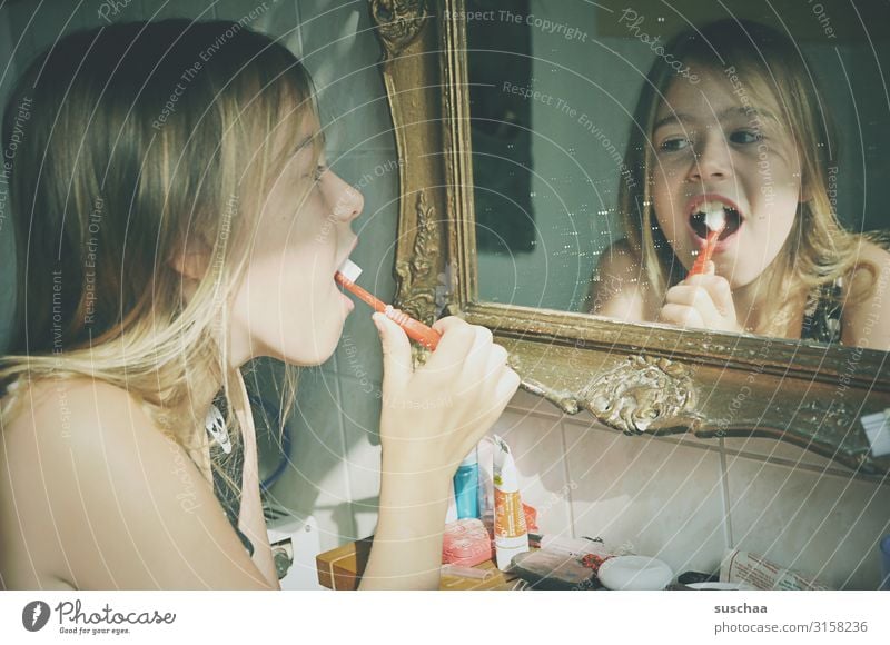 zähneputzen Kind Mädchen Kindheit Zahnpflege Zahnbürste Gesicht Spiegel Zahncreme Barockrahmen Spiegelbild Bad Zähne Gebiss Profil Körperpflege Hand