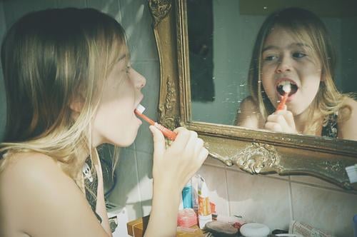 zähneputzen Kind Mädchen Kindheit Zahnpflege Zahnbürste Gesicht Spiegel Zahncreme Barockrahmen Spiegelbild Bad Zähne Gebiss Profil Körperpflege Hand