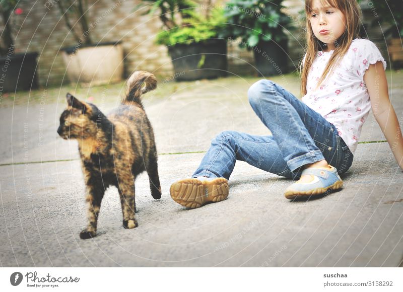 katze geht weg Kind Mädchen Katze Hauskatze Bauernhof Hof Kindheit Kindheitserinnerung Tier Haustier schmollen Schmollmund beleidigt Gefühle Traurigkeit