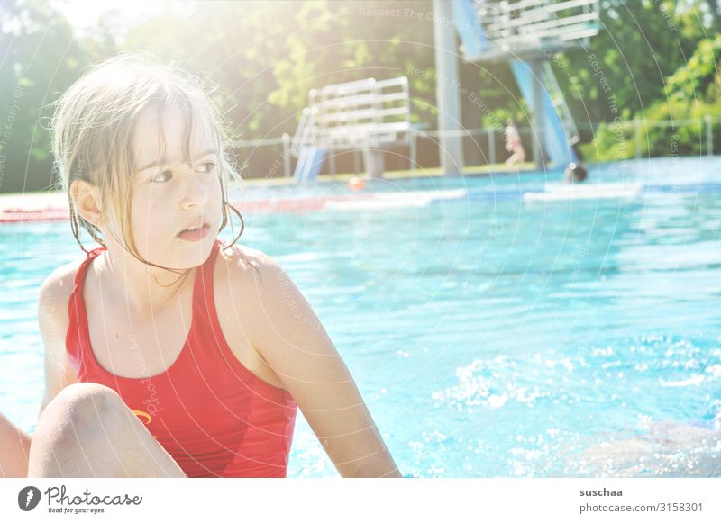 kind im schwimmbad Kind Mädchen Schwimmbad Schwimmerbecken Wasserbecken erfrischend Sommer heiß Badeanzug Sprungbrett hell Sonnenschein Erholung