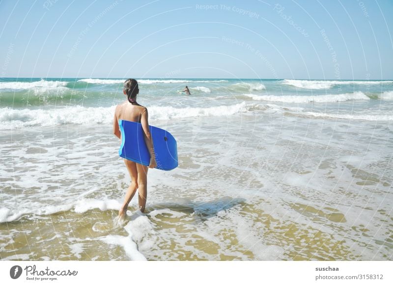 mädchen mit surfbrett am strand Sommerferien Freizeit Himmel Reisen Sonnenlicht Küste Sommerurlaub spielen Surfbrett Horizont Wellen Kindheit Außenaufnahme