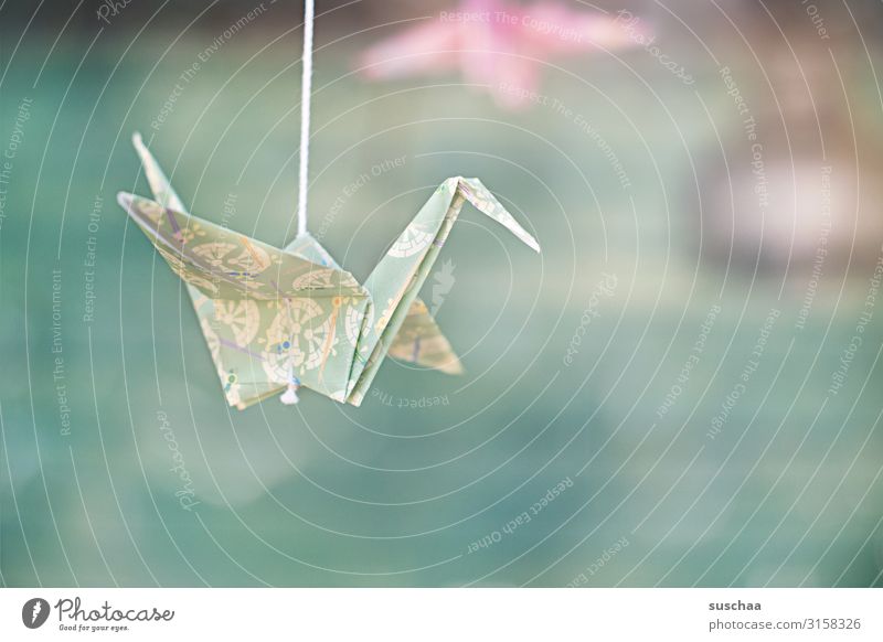 da ist das vögelchen .. Mobile Faden gefaltet Papier Papiervogel Vogel aufgehängt Schwache Tiefenschärfe Detailaufnahme Nahaufnahme Faltkunst Origami