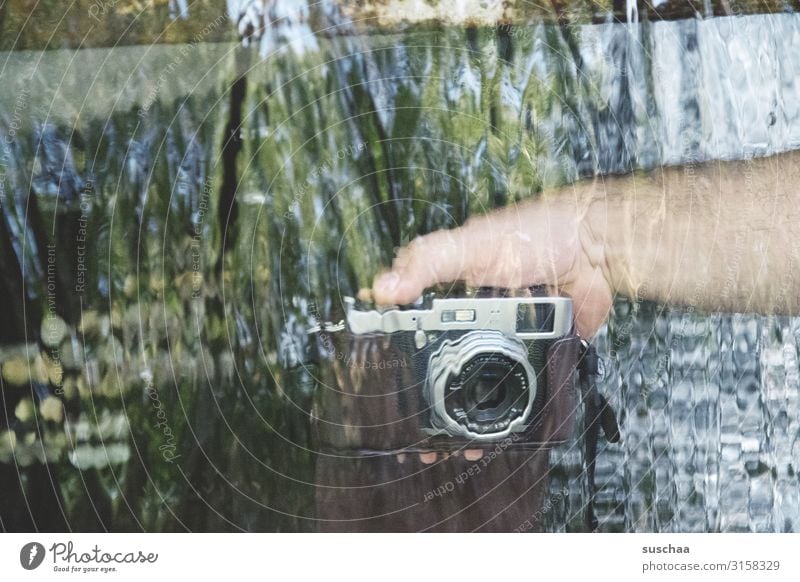 wasser fotografieren Fotografie Fotokamera Fotografieren Bild Durchblick durchsichtig Wasser fließen Bewegung Hand Linse Objektiv Versuch Experiment männlich