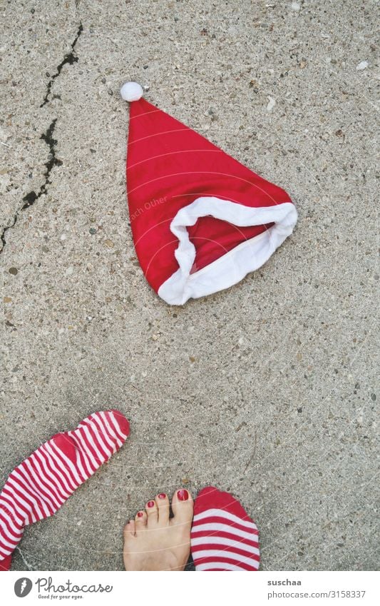 nikolausi Weihnachtsmann Weihnachten & Advent Nikolausmütze Straße Asphalt Riss Fuß Füße Barfuß Zehen lackierte Zehennägel rot Strümpfe gestreift Tradition