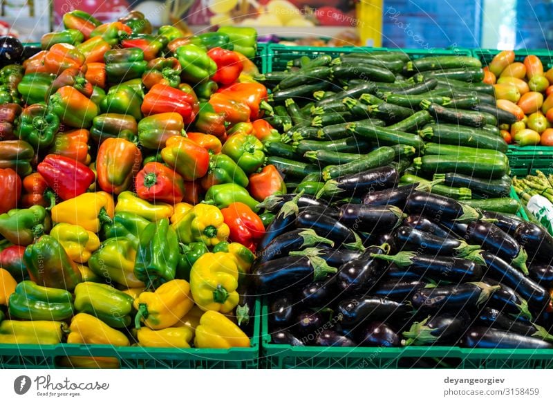 Arrangierte Auberginen, Paprika und Zucchini. Lebensmittel Gemüse kaufen Marktplatz stehen verkaufen Supermarkt Paprikaschoten Sortiment Haufen Regale Varieté