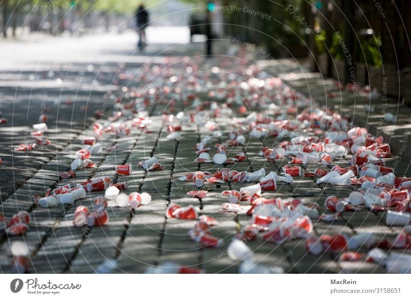 Plastikmüll auf der Straße Becher Flasche Nachtleben Party Feste & Feiern trinken Verkehrswege Verpackung Dose Kunststoffverpackung rot Plastikbecher