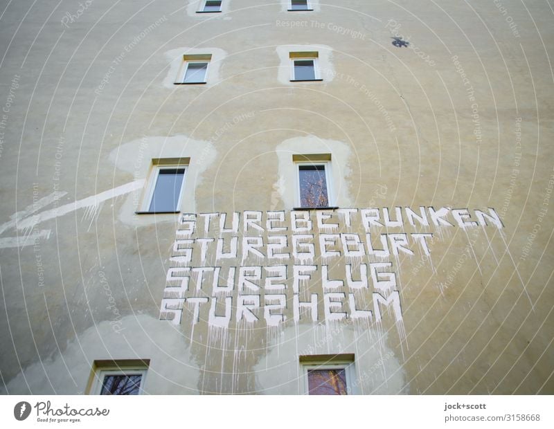 Kurssturz Subkultur Straßenkunst Klimawandel Prenzlauer Berg Stadthaus Fenster Brandmauer Pfeil Wort Sturz Reihenfolge außergewöhnlich lustig trist Weisheit