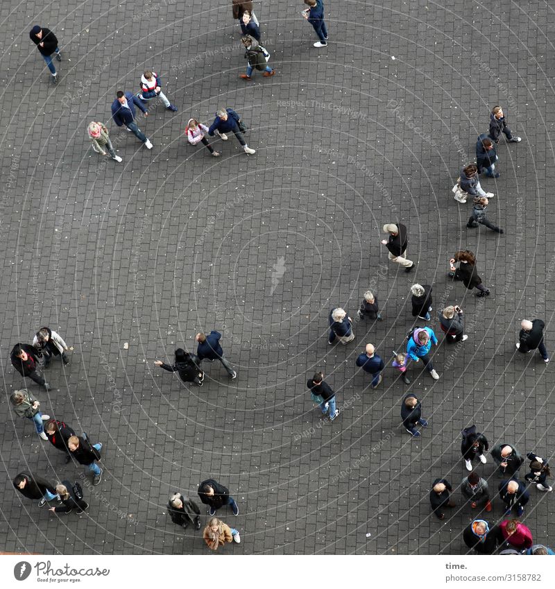 gemengt Leben Menschenmenge Hamburg Platz berühren Bewegung sprechen Erholung gehen Kommunizieren laufen stehen warten hoch Stadt Zusammensein geduldig Neugier