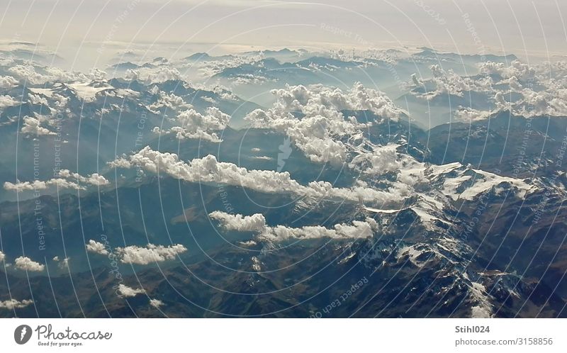 Flug über die Alpen Ausflug Ferne Freiheit Berge u. Gebirge Landschaft Urelemente Himmel Wolken Horizont Sonnenlicht Schönes Wetter Felsen Gipfel fliegen
