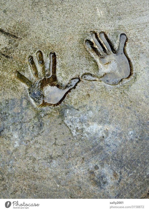 give me ten... Hand Abdruck Handabdruck Stein Fels 2 Hände Paar winken Geste Mensch Finger Eindruck negativ Kinderhand nass Wasser Form Spuren hinterlassen