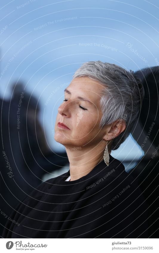 Kurze Auszeit | UT HH19 Frau Erwachsene Weiblicher Senior Leben Mensch 45-60 Jahre 60 und älter Ohrringe grauhaarig kurzhaarig Erholung schlafen ästhetisch