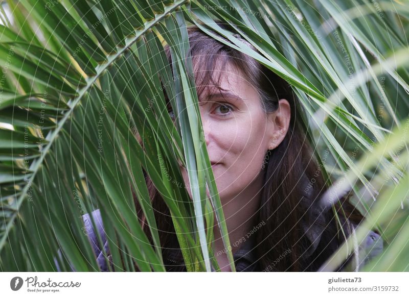 Etwas schüchtern... | UT HH19 Junge Frau Jugendliche Erwachsene Leben Mensch 30-45 Jahre Grünpflanze exotisch Palme Palmenwedel beobachten Blick authentisch