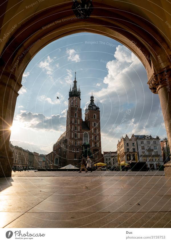 Marienkirche in Krakau Lifestyle kaufen elegant Freude Glück Tourismus Ausflug Sightseeing Städtereise Paar Krakow Rynek Glowny Pollen Europa Stadt Stadtzentrum