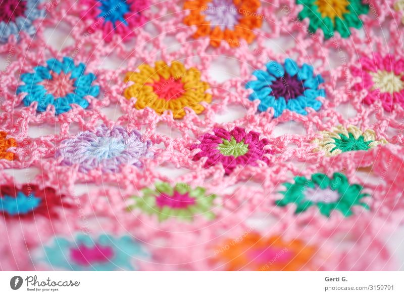 bunte Häkelblümchen verbunden mit Luftmaschenketten in rosa Lifestyle Design Freizeit & Hobby Handarbeit häkeln Häusliches Leben Wohnung Dekoration & Verzierung