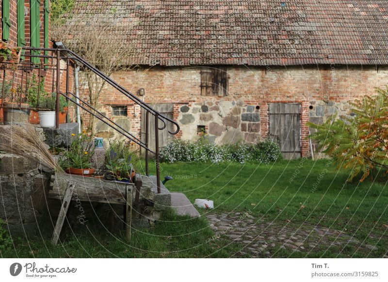 Bauernhof Dorf Menschenleer Haus Bauwerk Gebäude Mauer Wand Garten Tür nachhaltig Selbstständigkeit Vergangenheit Häusliches Leben Farbfoto Außenaufnahme Tag