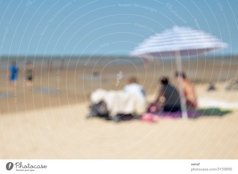 unscharfe Menschen am Strand Ausflug Sommerurlaub Sonne Meer 3 Sonnenschirm Sand Schwimmen & Baden Erholung Kommunizieren sitzen träumen Glück hell maritim blau