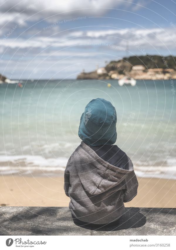 Der junge Mann und das Meer - Fernweh Sehnsucht Urlaub Aussicht Lifestyle exotisch Kind Kleinkind Umwelt Natur Landschaft Wellen Küste Strand sitzen warten