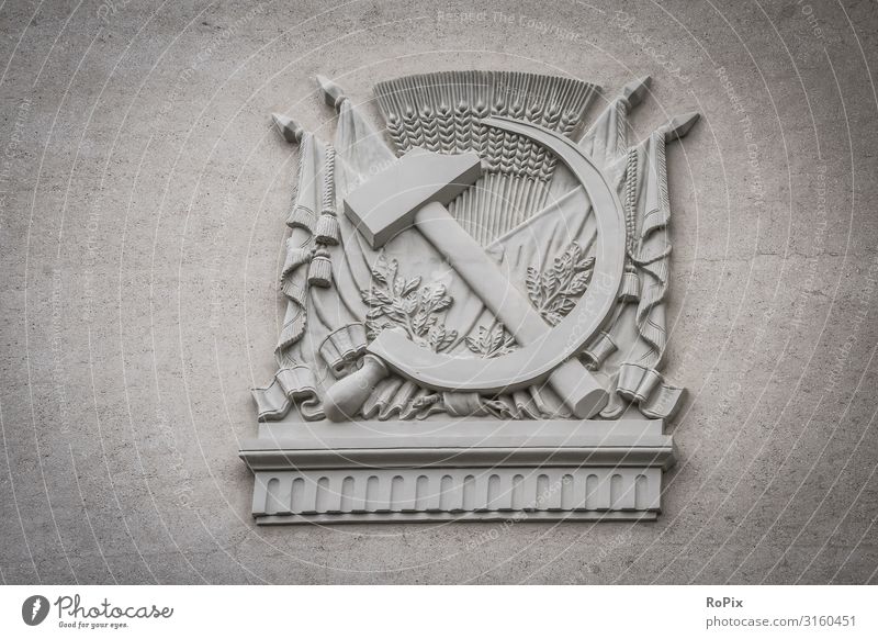 Sowjetisches Emblem auf einem historischen Gebäude. Lifestyle Design Ferien & Urlaub & Reisen Tourismus Sightseeing Städtereise Bildung Wissenschaften
