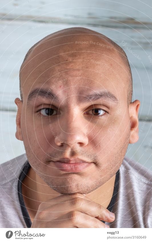 Attraktiver kahler Mann Lifestyle Körper Haare & Frisuren Haut Gesicht Behandlung Spiegel Mensch maskulin Junger Mann Jugendliche Erwachsene Kopf Auge Ohr Nase