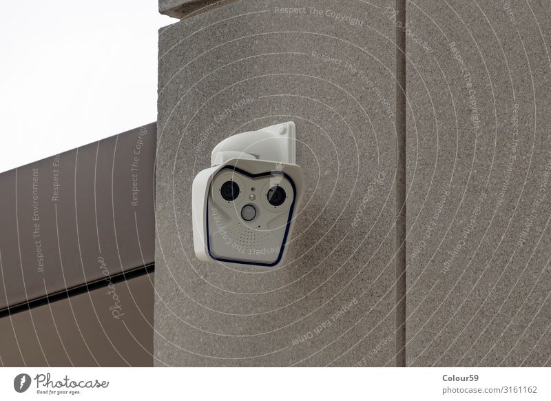 Elektronische Kamera Videokamera Mauer Wand Fassade Sicherheit beobachten montiert Farbfoto Außenaufnahme