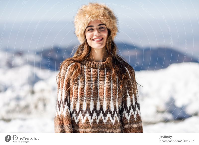 Junge Frau genießt die verschneiten Berge im Winter Lifestyle elegant Glück schön Haare & Frisuren Gesicht Freizeit & Hobby Schnee Berge u. Gebirge Mensch