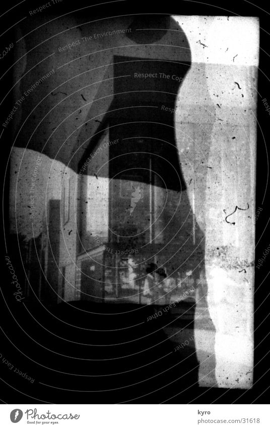 fotoexperiment 2 unklar Gebäude Fassade Fenster Kratzer Überbelichtung Am Rand negativ Fotolabor Experiment Verlauf Ecke Belichtung Entwicklung unsichtbar hell