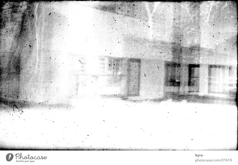 Fotoexperiment 1 unklar Gebäude Fassade Fenster Kratzer Überbelichtung Am Rand negativ Fotolabor Experiment unsichtbar hell