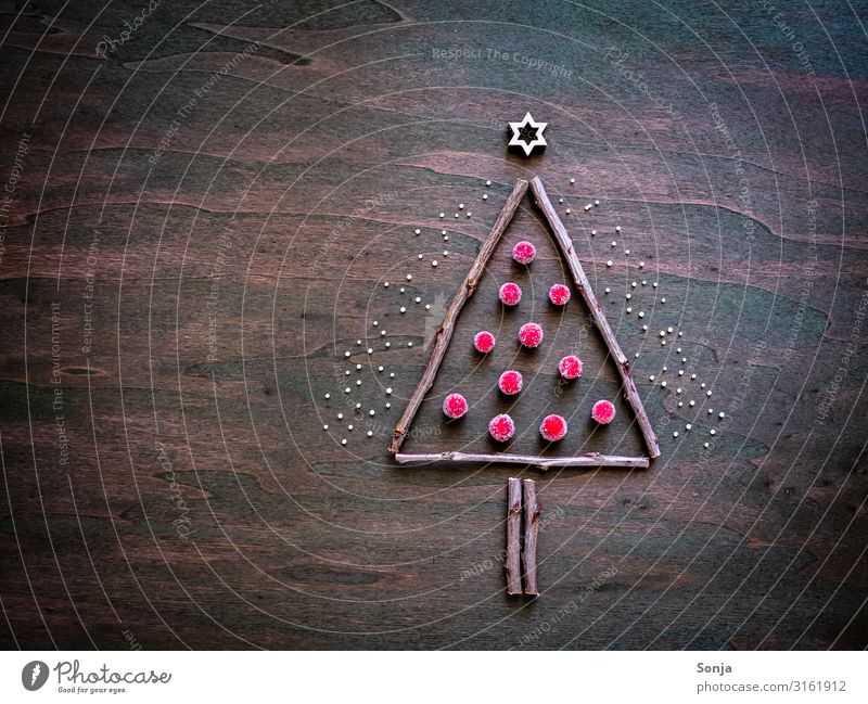 Weihanchtsbaum aus Holzstöcken und roten Kugeln Lifestyle Weihnachten & Advent holzstock Stern Zeichen Idee Kreativität weihachten Baum flat lay Holztisch braun