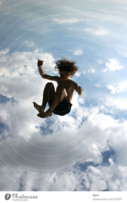ohne fallschirm?! Wolken Sturz Geschwindigkeit Trampolin seltsam fallen fliegen hockend oben blau Sonne