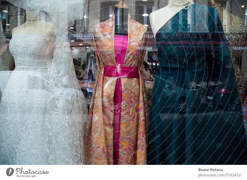 Paris - Stadt der Mode schön Stadtzentrum Fußgängerzone Schaufenster Bekleidung Kleid Robe Brautkleid Ballkleid wählen kaufen entdecken glänzend leuchten