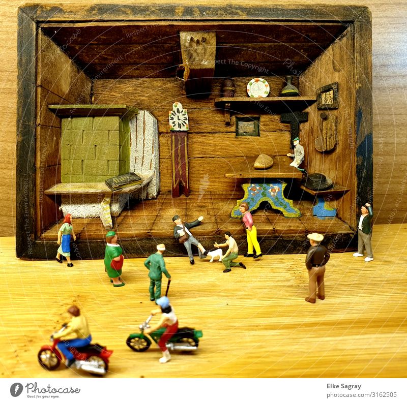 Diorama ,Miniaturwelten "Postbote wird vom Hund gebissen" Spielzeug Dekoration & Verzierung Kunststoff Bewegung Farbfoto Innenaufnahme