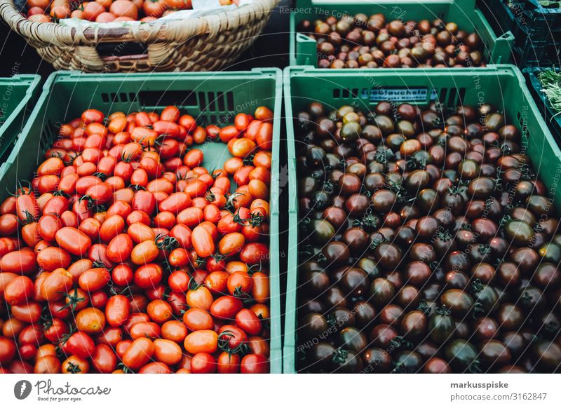Bauernmarkt mit alten bio Tomatensorten Lebensmittel Gemüse Ernährung Essen Bioprodukte Vegetarische Ernährung Diät Fasten Fingerfood kaufen Gesundheit