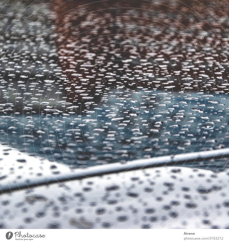 Regentropfen, die auf mein Auto klopfen | UT Hamburg Konzerthalle Wassertropfen Herbst schlechtes Wetter Sehenswürdigkeit Elbphilharmonie PKW Motorhaube