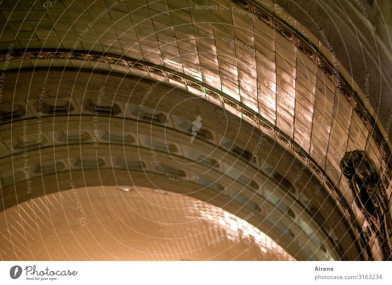 in hohem Bogen | UT Hamburg Tunnel Gewölbe Gewölbebogen Fliesen u. Kacheln Sehenswürdigkeit Sankt Pauli-Elbtunnel historisch hoch oben Originalität rund braun