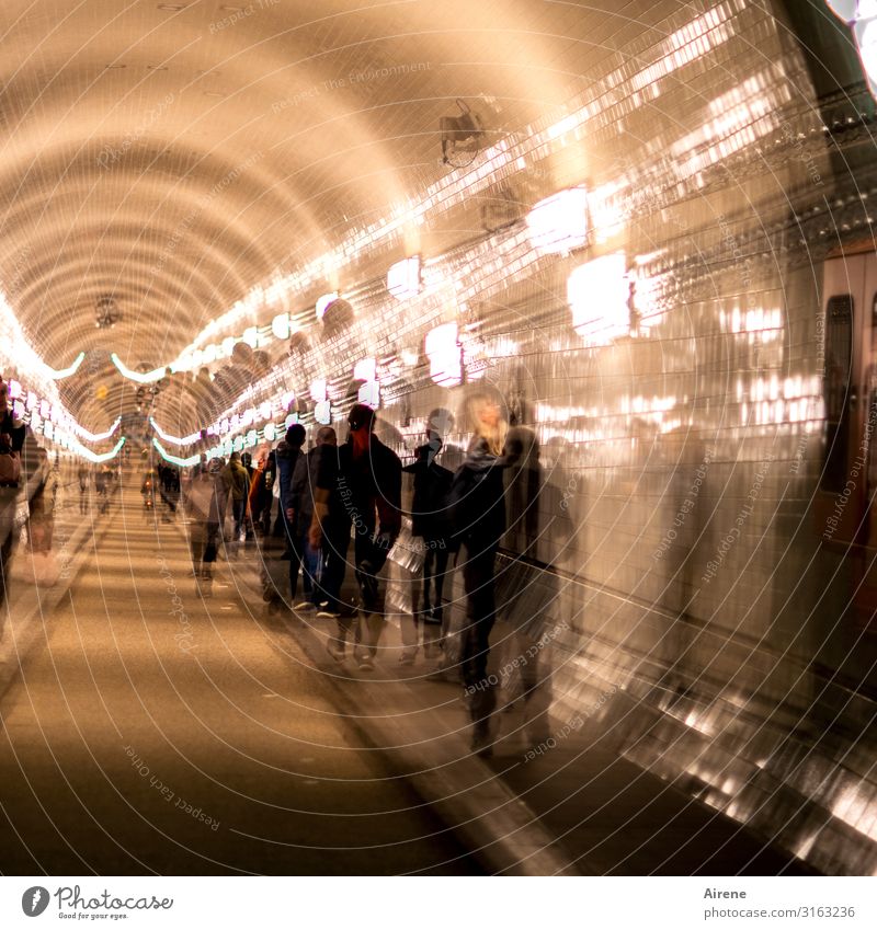 unten durch | UT Hamburg Menschengruppe Fahrradfahren Fußgänger alt groß historisch rund Stadt gelb gold schwarz lang Tunnel Doppelbelichtung beleben spukhaft