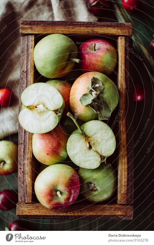 Reife Gartenäpfel in einer Holzkiste süß frisch Herbst saftig hölzern Gesundheit Hintergrund Lebensmittel lecker Kiste Natur natürlich Ernte Tisch organisch