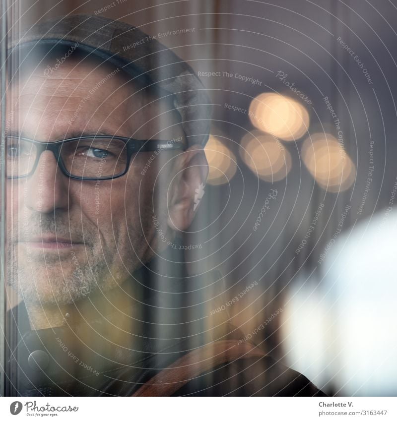 Hinter Glas | UT HH19 Mensch maskulin Mann Erwachsene Männlicher Senior Leben 45-60 Jahre Brille Mütze Dreitagebart beobachten leuchten Blick Traurigkeit