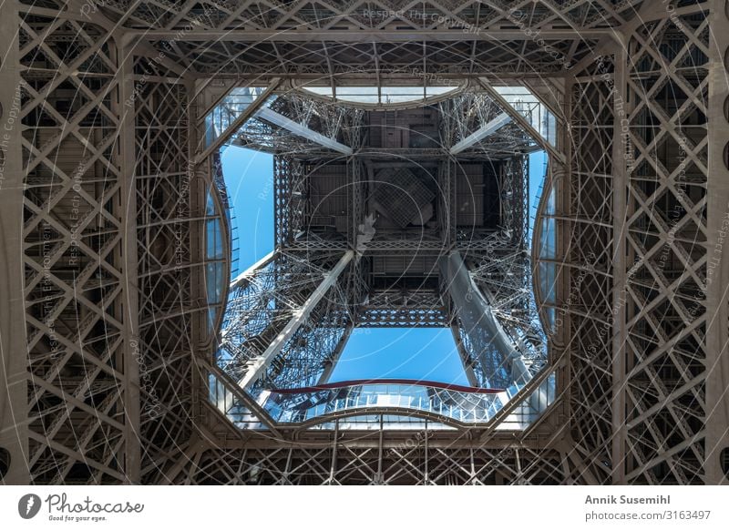 Eiffelturm Paris - Himmel aus Stahl Frankreich Europa Hauptstadt Stadtzentrum Turm Bauwerk Wahrzeichen Tour d'Eiffel Metall ästhetisch historisch Höhenangst