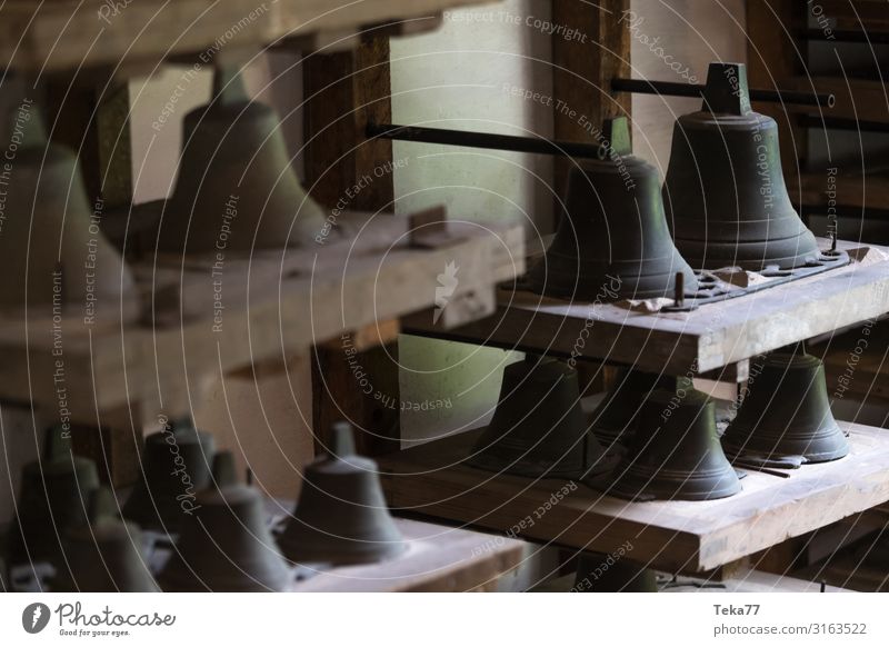 In der Glockenmanufaktur Kunst Künstler Kunstwerk ästhetisch Glockenturm Glockenherstellung Farbfoto Innenaufnahme Morgendämmerung Dämmerung