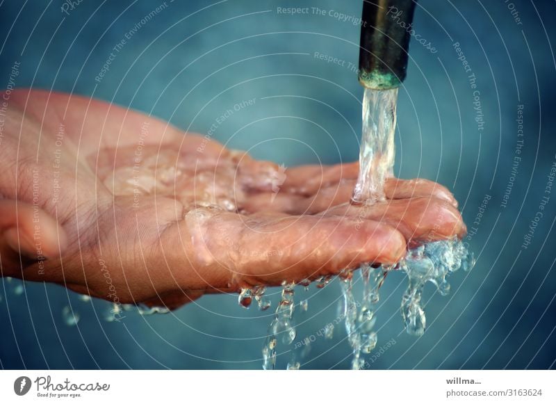 Lebenselixier Wasser fließt auf Hand Finger Wasserhahn kalt nass Wassertropfen tropfend Erfrischung Trinkwasser Hintergrund neutral Sauberkeit Hygiene Tropfen