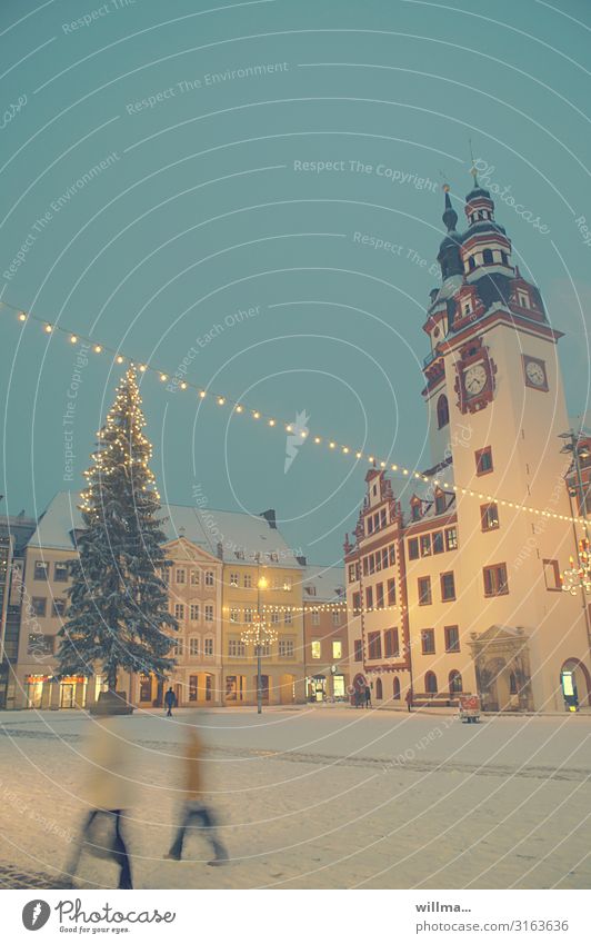 Verschneiter Marktplatz, weihnachtlich geschmückt mit Lichterkette und Weihnachtsbaum, Chemnitz, historisches Rathaus Winter Schnee winterlich Stadt retro