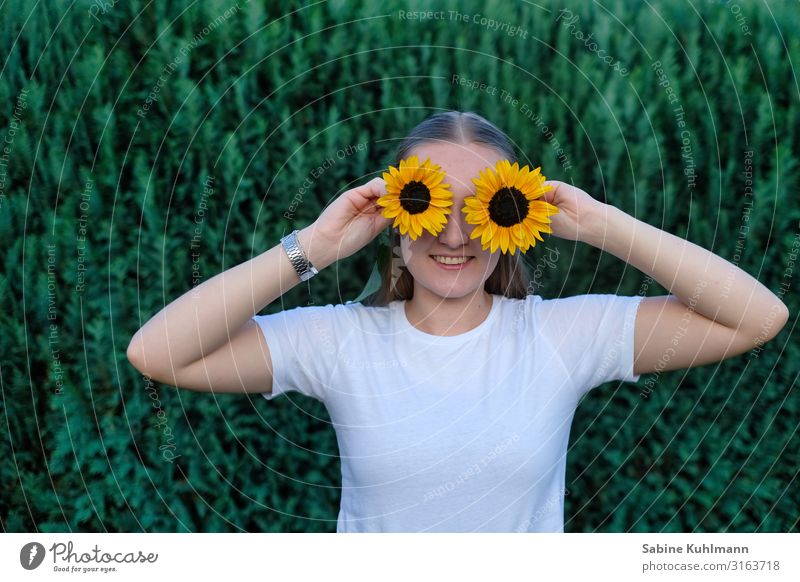 Sonnenblumen Mensch feminin Junge Frau Jugendliche 1 18-30 Jahre Erwachsene Natur Sommer Garten T-Shirt Blühend Lächeln stehen Duft Freundlichkeit Fröhlichkeit