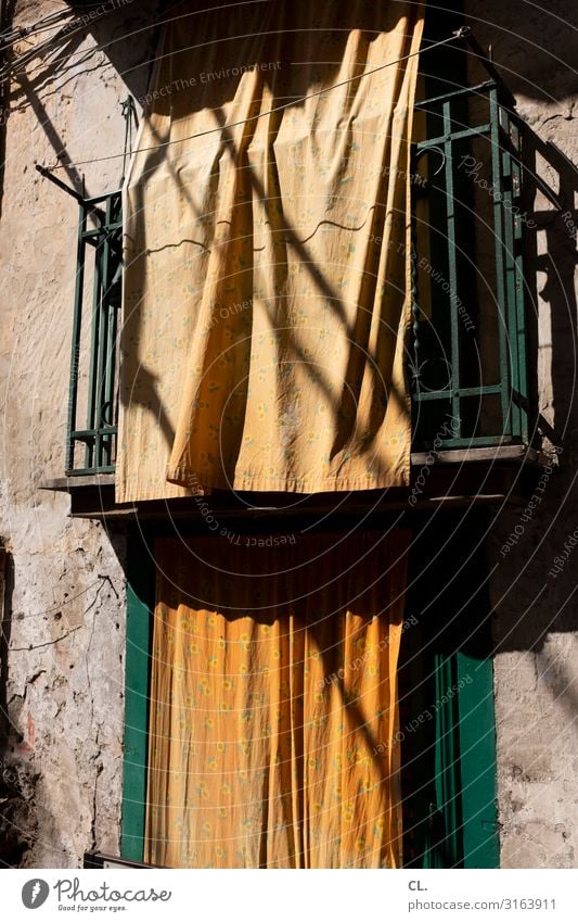 via lume Wärme Palermo Italien Südeuropa Sizilien Mauer Wand Fenster Vorhang Stoff ästhetisch orange Sichtschutz Privatsphäre Farbfoto Außenaufnahme