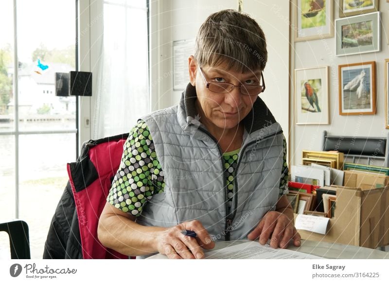 Kerstin beim Kreuzwort raten feminin Frau Erwachsene 1 Mensch 45-60 Jahre schreiben authentisch achtsam Erholung Farbfoto Innenaufnahme Textfreiraum links Tag